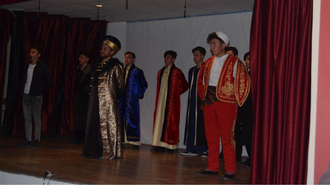 Şehit Yakup Kozan Anadolu İmam Hatip Lisesi Tiyatro Gösterisi düzenledi.