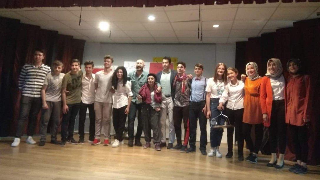 Şehit Osman Arslan Anadolu Lisesi Tiyatro Gösterisi Düzenledi.