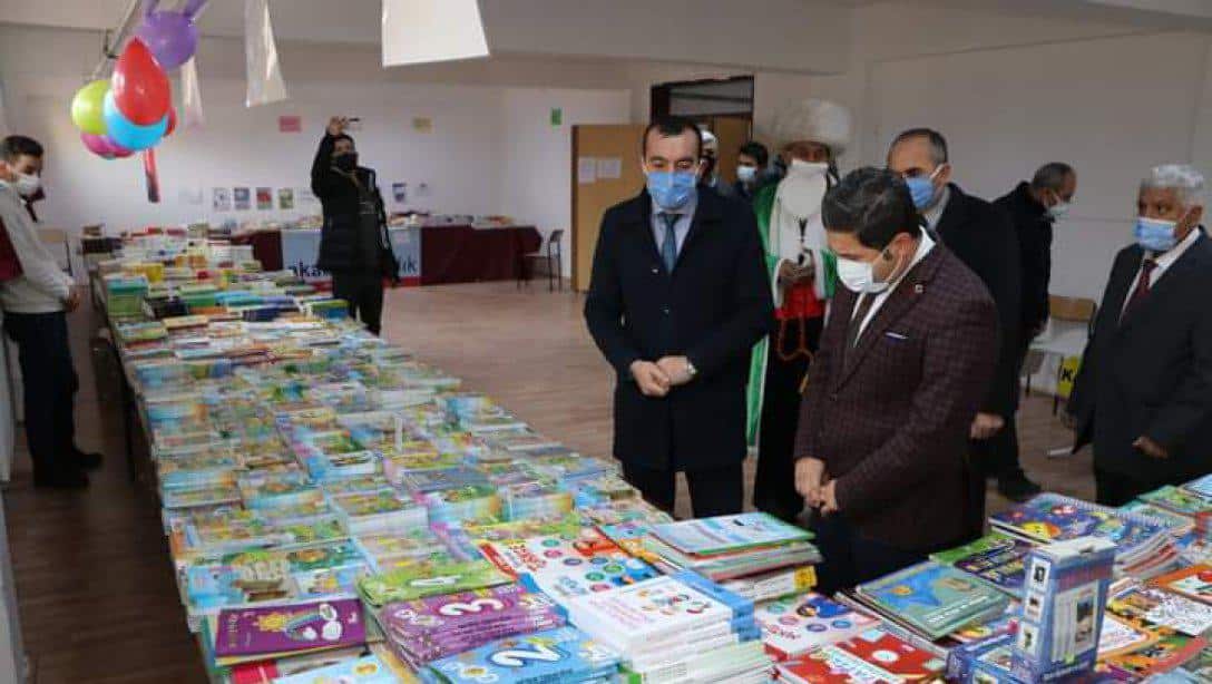 Atatürk İlkokulu'da Kitap Fuarı Açılışı